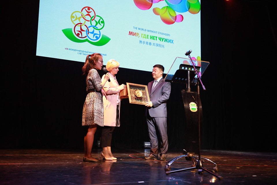 副校长车永宏与俄罗斯布拉戈维申斯克国立师范大学校长维拉·维塔丽耶夫娜·肖金娜互赠纪念品