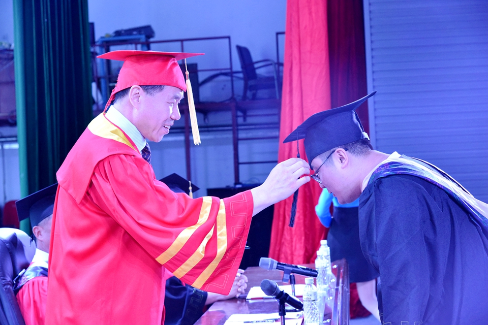 校长贯昌福为毕业生代表拨流苏