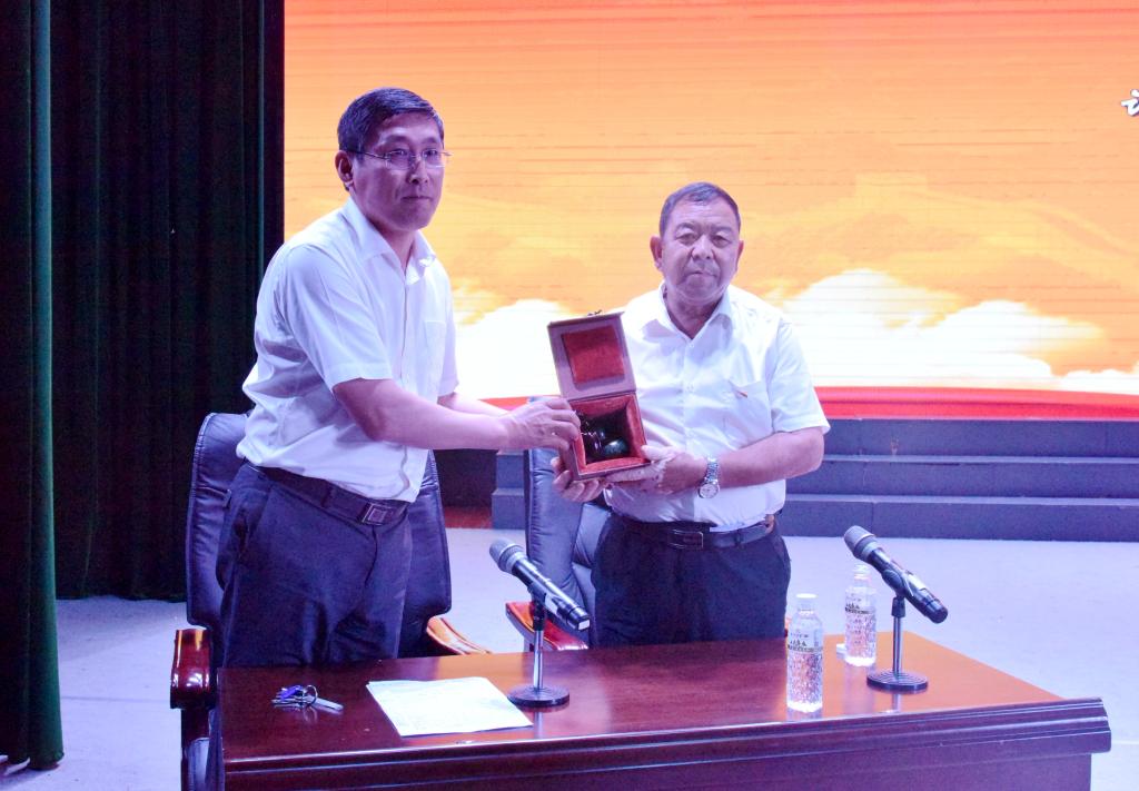 副校长张焕强将我校美术与设计学院学生作品漆画葫芦赠送给王春阳书记