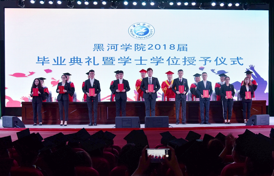 与会领导为毕业生代表颁发荣誉证书