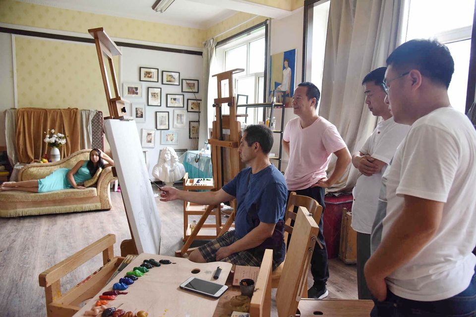 彼得罗夫・康斯坦丁・维塔利耶维奇指导学员们构图