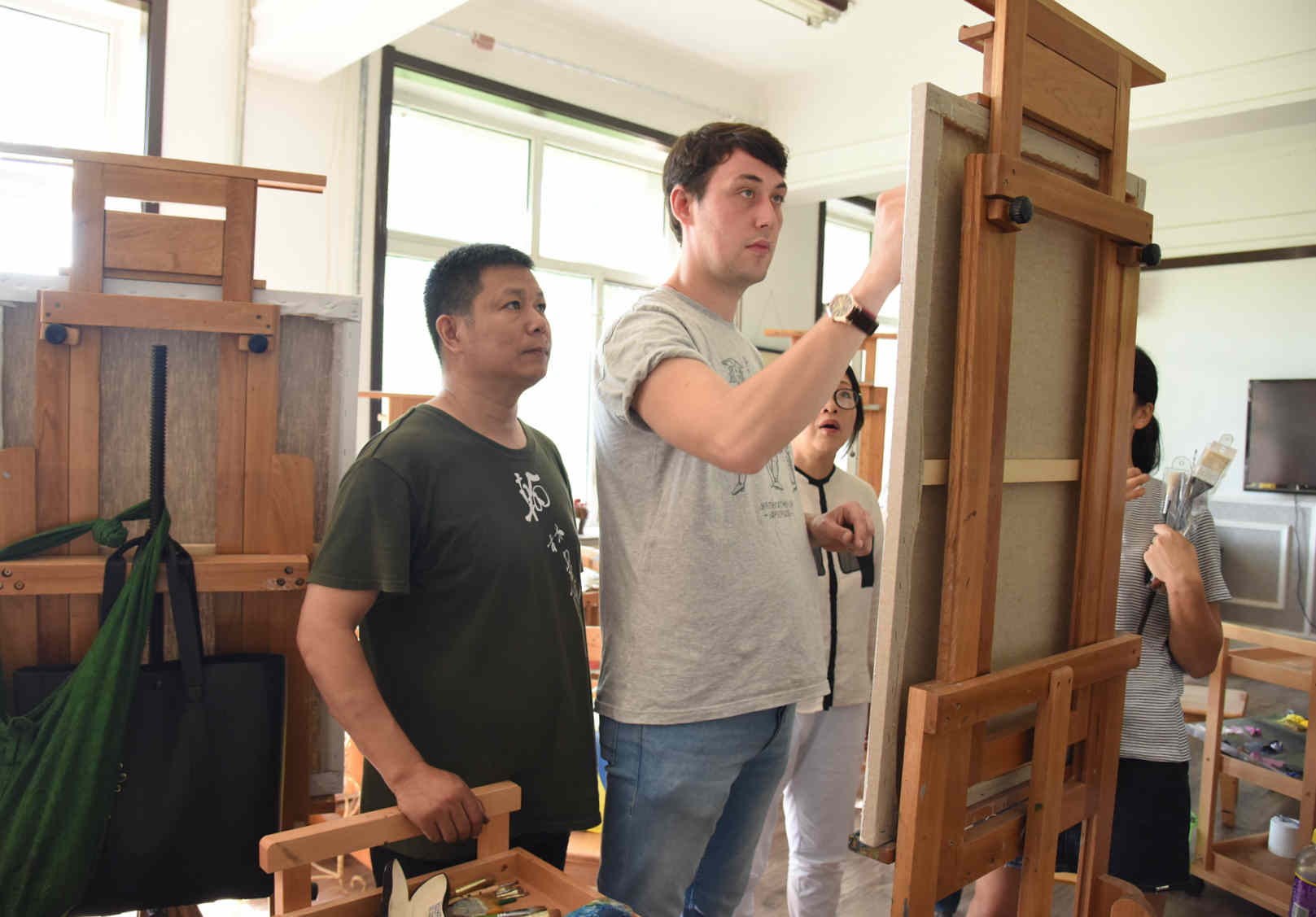 古巴廉・亚历山大・费拉基米罗维奇指导学员们笔法