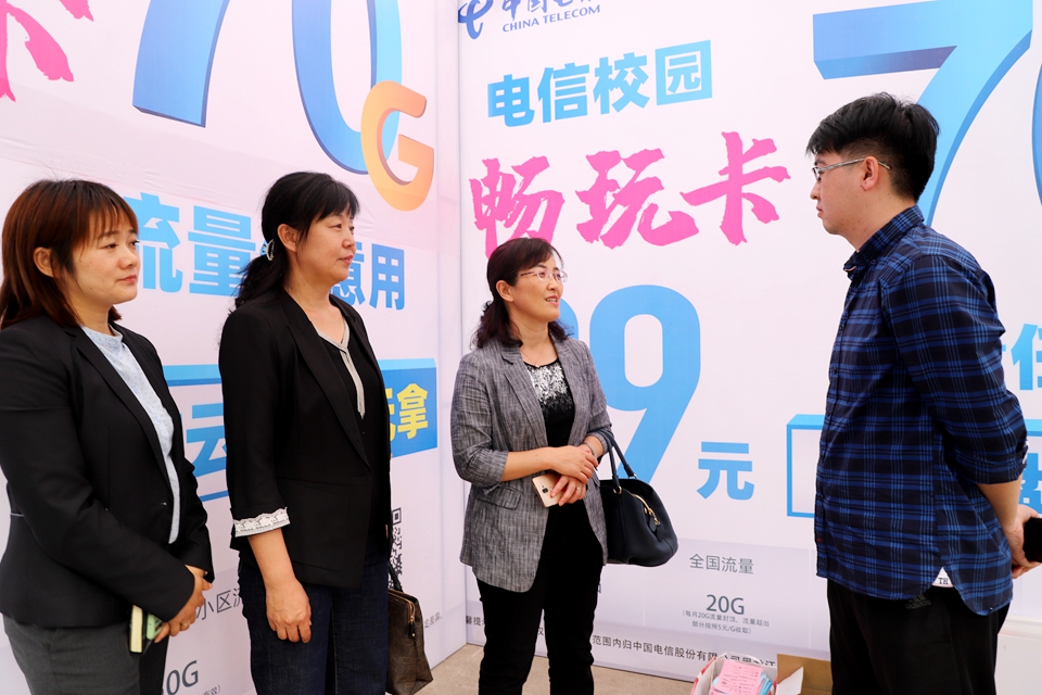 图为9月8日文化旅游学院领导对姜楠善举表示感谢